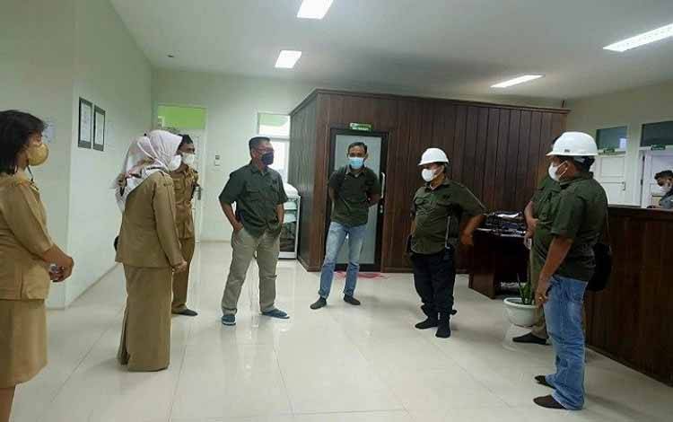 Kepala Disnakertrans Kabupaten Lamandau Atie Dieni tengah melakukan koordinasi dengan salah satu perusahaan pertambangan di Kecamatan Lamandau. (FOTO : HENDI NURFALAH)