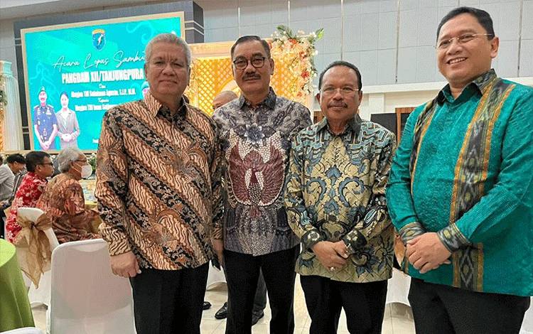 ?Sekda Nuryakin Foto Bersama Mayejen TNI Sulaiman Agusto, Sekda Kalbar, dan Kepala BNNP Kalteng saat menghadiri pisah sambut Pangdam XII/Tanjungpura di Pontianak, baru baru ini. (FOTO: IST)