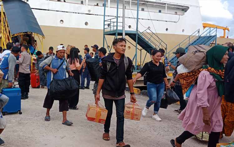 Penumpang arus balik di Pelabuhan Sampit, Kamis, 4 Mei 2023. (FOTO: DEWIP)