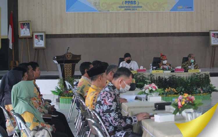 Kelompok kerja Program Perumahan, Permukiman, Air Minum dan Sanitasi mengikuti Kick Off Meeting yang digelar di Aula Kantor Bappeda Litbang Kabupaten Lamandau. (FOTO : HENDI NURFALAH)