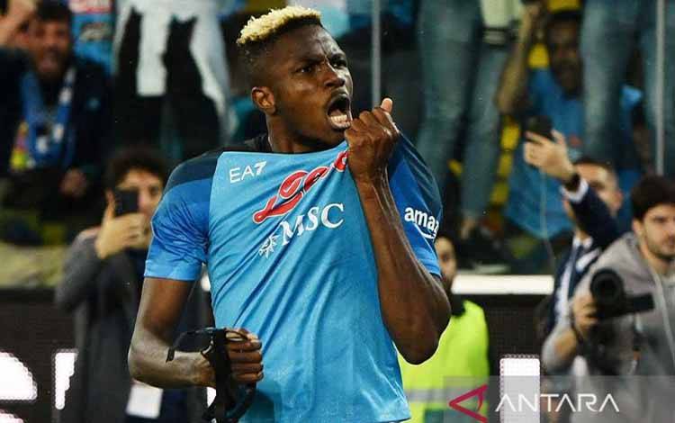 Pemain Napoli Victor Osimhen berselebrasi setelah mencetak gol ke gawang Udinese dalam pertandingan sepak bola Liga Italia di Dacia Arena, Udine, Italia, Jumat (5/5/2023). Pertandingan berakhir imbang 1-1 dan Napoli dipastikan mengunci juara Liga Italia 2022/2023 dengan mengumpulkan 80 poin dari 33 laga. ANTARA FOTO/Reuters/Jennifer Lorenzini/nym.