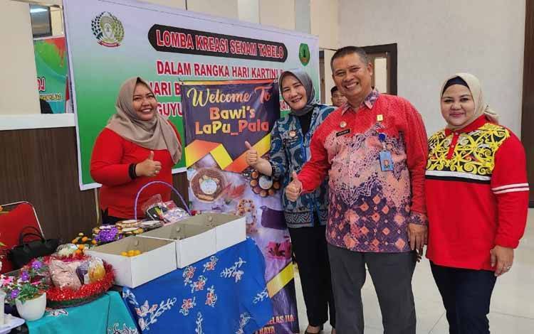 Kakanwil Hukum dan Ham Provinsi Kalteng Hendra Ekaputra saat mengunjungi stand produk UMKM bawi LapuPala (FOTO : LAPAS PEREMPUAN KELAS IIA PALANGKA RAYA)