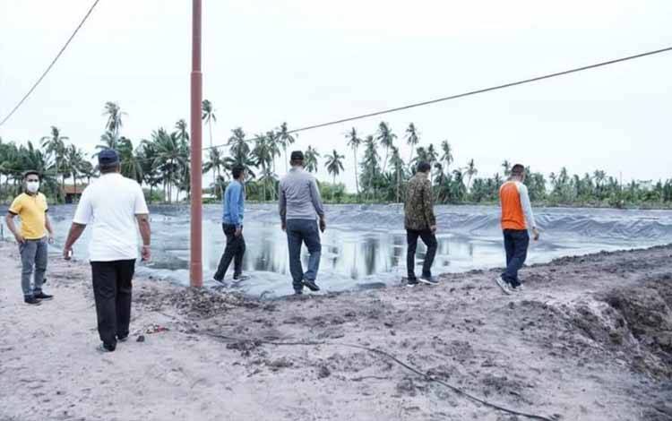 Bupati Sukamara, Windu Subagio dan Wabup Sukamara, H Ahmadi saat meninjau pembangunan tambak udang vaname. (FOTO:NORHASANAH)