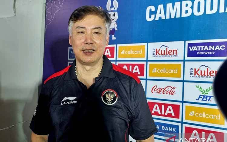 Pelatih tim bola voli putra Indonesia Jeff Jiang Jie memberikan keterangan usai membawa timnas melawan Kamboja di Olympic Indoor Stadium, Phnom Penh, Sabtu (6/5/2023). ANTARA/Bayu Kuncahyo