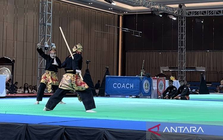 Pasangan ganda putri Ririn Rinasih dan Riska Hermawan berlaga di babak final ganda putri artistik pencak silat di SEA Games 2023 Kamboja, Minggu (7/5/2023). (ANTARA/Arnidhya Nur Zhafira)