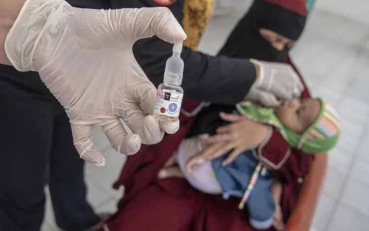 Petugas kesehatan menunjukan vaksin polio saat melaksanakan program Bulan Imuniasi Anak Nasional (BIAN) 2023 di Posyandu Cibinong, Bogor, Jawa Barat, Rabu (5/4/2023). (ANTARA FOTO/Muhammad Adimaja/hp)