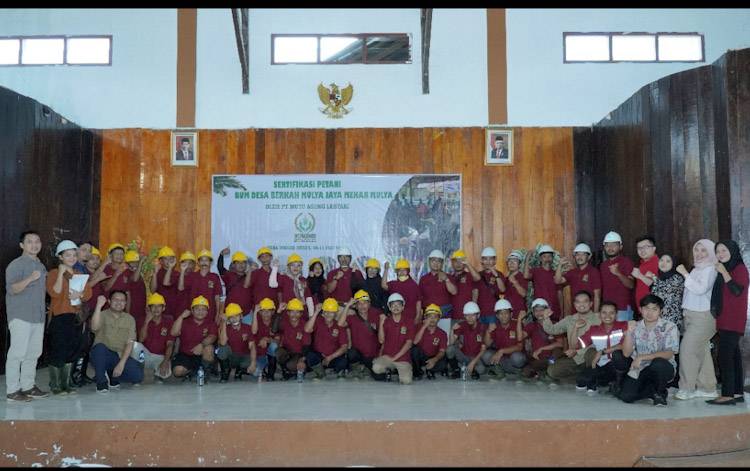 Petani kelapa sawit swadaya binaan PT. SSMS, Tbk - CBI Group, Ecogreen Oleochemical yang tergabung dalam BUMDes BMJ menggelar audit sertifikasi RSPO di?Balai Desa Mekar Mulya, Kabupaten Lamandau, 8 - 10 Mei 2023