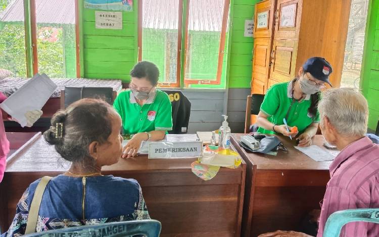 GOW Gunung Mas saat membuka pemeriksaan gratis bagi masyarakat di Desa Tumbang Pajangei Kecamatan Tewah, Selasa, 9 Mei 2023. (FOTO: GOW GUNUNG MAS)