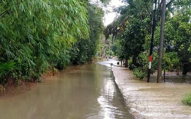 Banjir di Desa Haringen Kabupaten Barito Timur akibat curah hujan yang tinggi pada Selasa malam, 9 Mei 2023. (FOTO: IST)