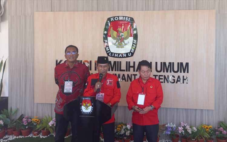 Ketua DPD PDIP Kalteng Arton S Dohong (tengah) saat konferensi pers di KPU Kalteng, Kamis 11 Mei 2023. (FOTO: IST)