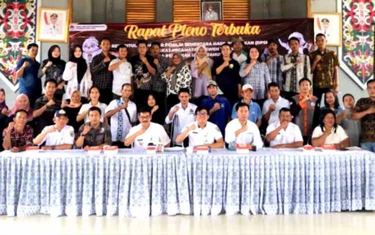 PPK Teweh Timur beserta Camat Teweh Timur foto bersama usai rapat pleno terbuka rekapitulasi Daftar Pemilih Sementara Hasil Perbaikan (DPSHP) Tingkat Kecamatan Teweh Timur pada Pemilu Tahun 2024 di Kecamatan Teweh Timur. (FOTO: DHANI)