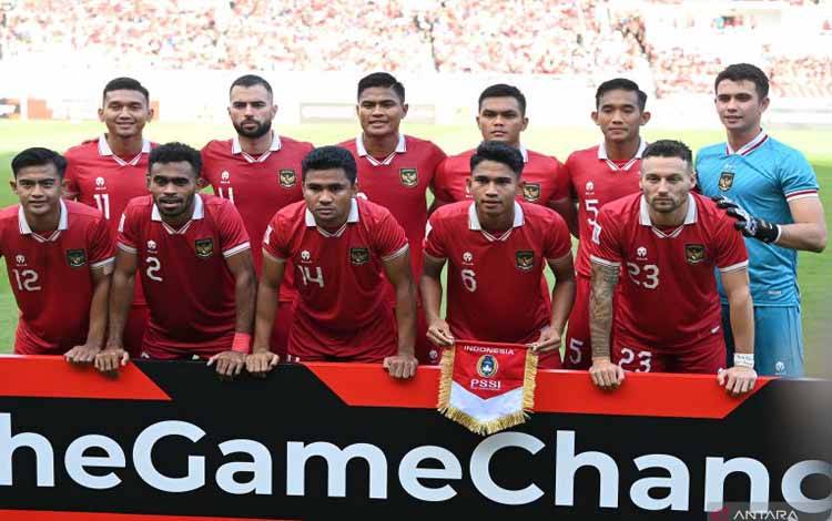 Pesepak bola Timnas Indonesia berfoto sebelum pertandingan leg 1 babak semifinal Piala AFF 2022 melawan Vietnam di Stadion Utama Gelora Bung Karno (SUGBK), Jakarta, Jumat (6/1/2023). ANTARA FOTO/Aditya Pradana Putra/aww.
