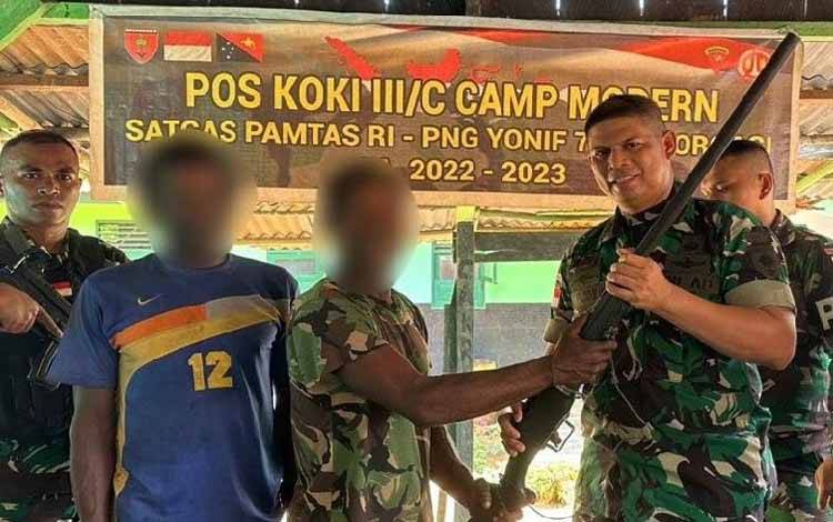 Mantan anggota KKB menyerahkan senjata dobel loop miliknya kepada Yonif 725/Waroagi di Kabupaten Boven Digul. (ANTARA/HO/Dok Korem 173/ATW)