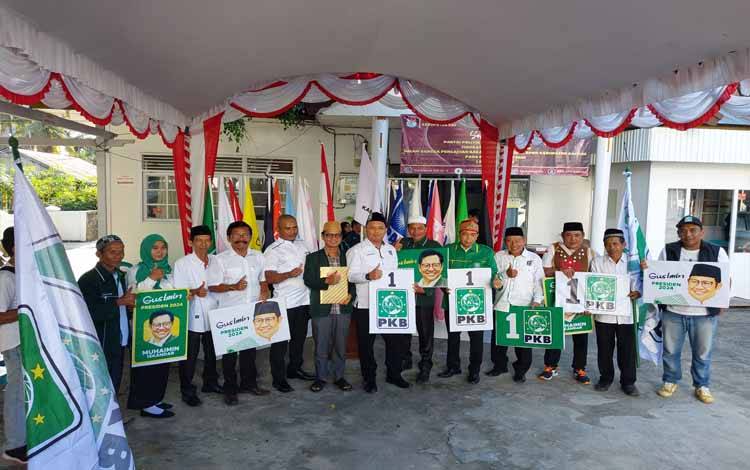Jajaran Pengurus dan Kader DPC PKB Kapuas usai daftarkan Bacaleg ke kantor KPU Kapuas pada Sabtu sore, 13 Mei 2023. (FOTO: DODI)