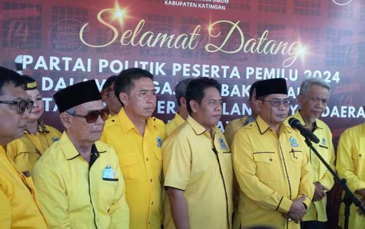Ketua DPD Partai Golkar Kabupaten Katingan, Nanang Suriansyah didampingi puluhan bakal caleg lainnya memberikan keterangan pers kepada awak media di Kantor KPU, Minggu, 14 Mei 2023. (FOTO: ABDUL GOFUR)