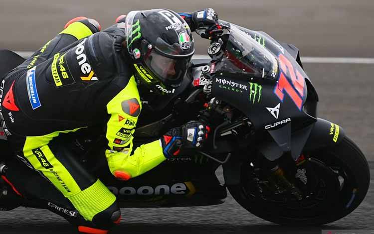 Arsip - Pebalap Mooney VR46 Racing Team Marco Bezzecchi memacu sepeda motornya saat sesi tes pramusim MotoGP 2022 di Pertamina Mandalika International Street Circuit, Lombok Tengah, NTB, Jumat (11/2/2022). ANTARA FOTO/Andika Wahyu/rwa. (ANTARA/ANDIKA WAHYU)