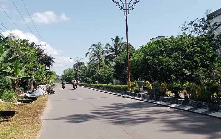 Suasana Kota Pulang Pisau yang memiliki PJU di tengah pembatas jalan. (FOTO: M PRADILA KANDI)