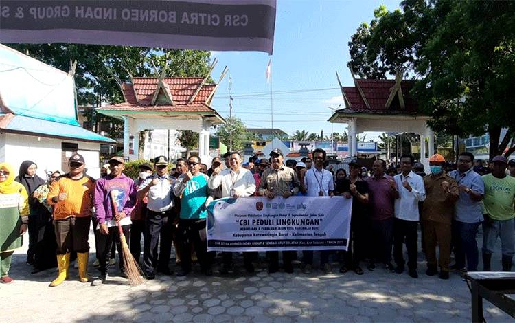 Peduli Lingkungan, CBI Group Bekerjasama Dengan Pemerintah Kecamatan Arsel Bersihkan Jalan Kota