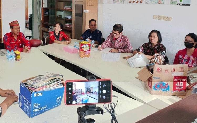 Koordinasi antara Bidang deposit, pengolahan bahan pustaka dan preservasi Dinas Perpustakaan Dan Kearsipan Provinsi Kalimantan Tengah (Kalteng) dan Kadis Perpustakaan dan Kearsipan Murung Raya H. Mohammad Syahrial Pasaribu.