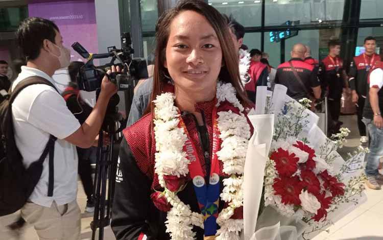 Petenis putri Indonesia Priska Madelyn Nugroho berpose setelah mengikuti upacara penyambutan atlet SEA Games di Bandara Soekarno-Hatta, Tangerang, Senin (15/5/2023). (ANTARA/RAUF ADIPATI)