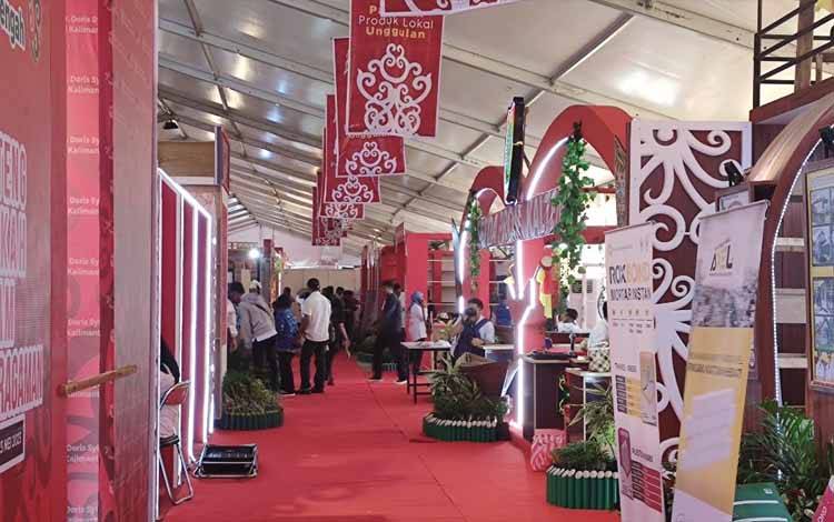 Peserta Kalteng Expo sedang bersiap untuk pembukaan Kalteng Expo malam ini. (FOTO: HERMAWAN)