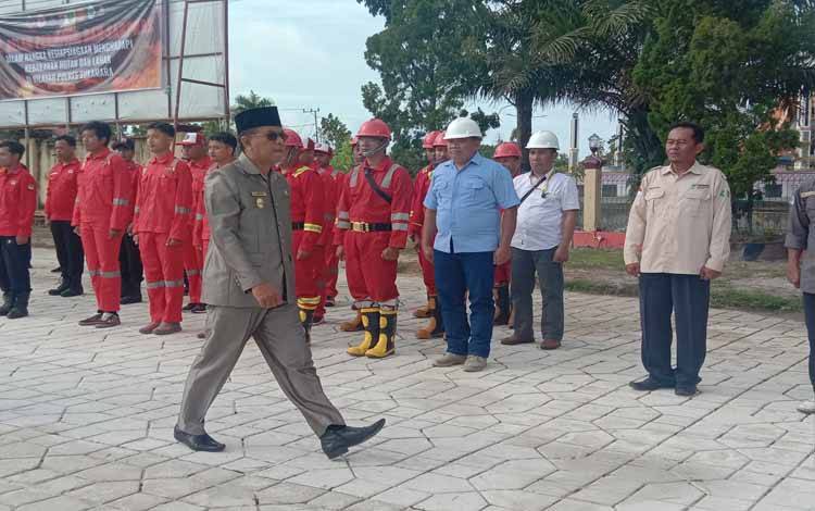 Wabup Sukamara, Ahmadi melakukan pemeriksaan personil apel Apel Gelar Personel dan Sarpras dalam rangka kesiapsiagaan menghadapi Karhutla beberapa waktu lalu. (FOTO:NORHASANAH)