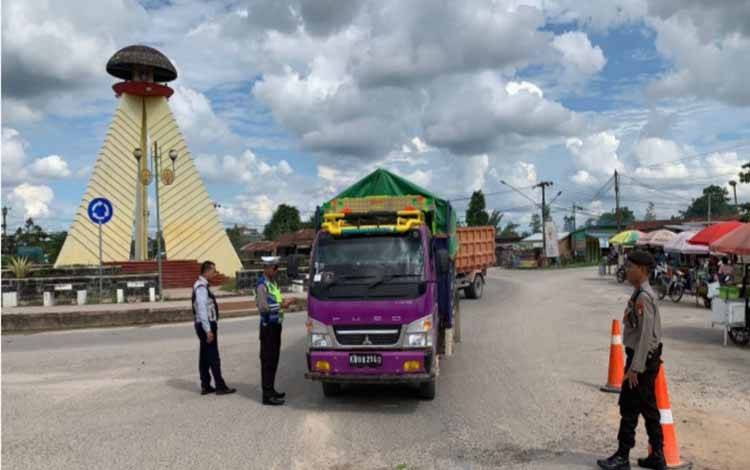 Personel Dishub dan Polres Kobar melakukan penjagaan serta pengendalian kendaraan roda 6 di kawasan Bundaran Tudung Saji. (FOTO : Dishub Kobar)