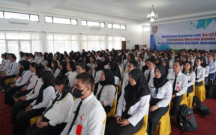 Peserta tengah mengikuti acara penutupan Latsar CPNS Golongan II dan III Pemprov. Kalteng Tahun 2023. (FOTO: IST)