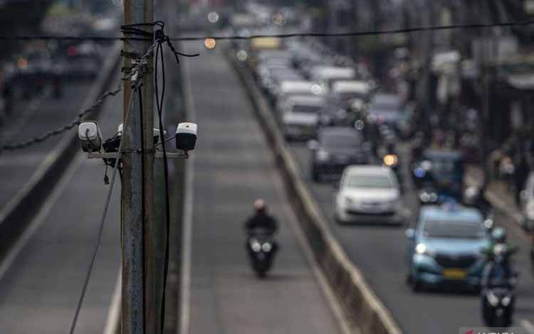 Kendaraan melintas di bawah kamera pengawas atau Closed Circuit Television (CCTV) yang terpasang di jalur bus transjakarta, kawasan Pasar Rumput, Jakarta, Kamis (23/6/2022). Korlantas Polri mengungkap perolehan uang denda tilang elektronik atau electronic traffic law enforcement (ETLE) mencapai Rp 639 miliar yang diperoleh dari 1.771.242 kasus tilang yang terekam ETLE. ANTARA FOTO/Aprillio Akbar/foc.