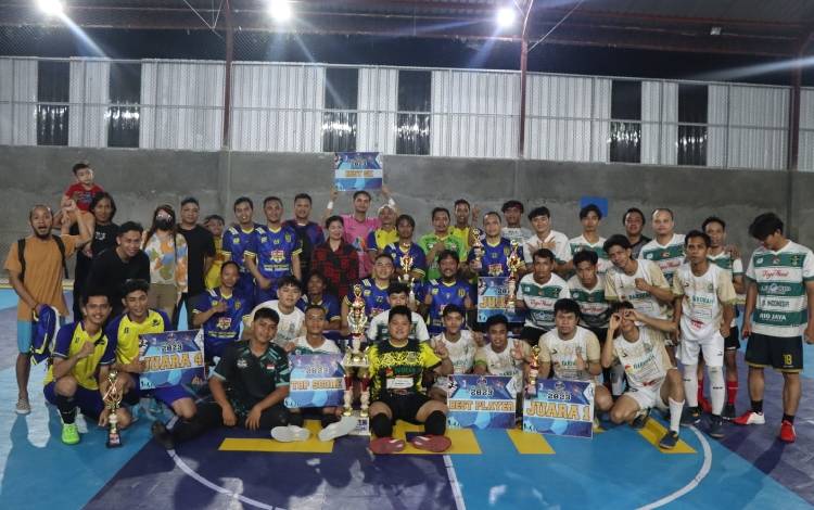 Anggota DPRD Gunung Mas Lily Rusnikasi (kemeja merah hitam) bersama dengan para juara di kejuaraan futsal yang digelar oleh GOR SBM Futsal. (FOTO: IST)
