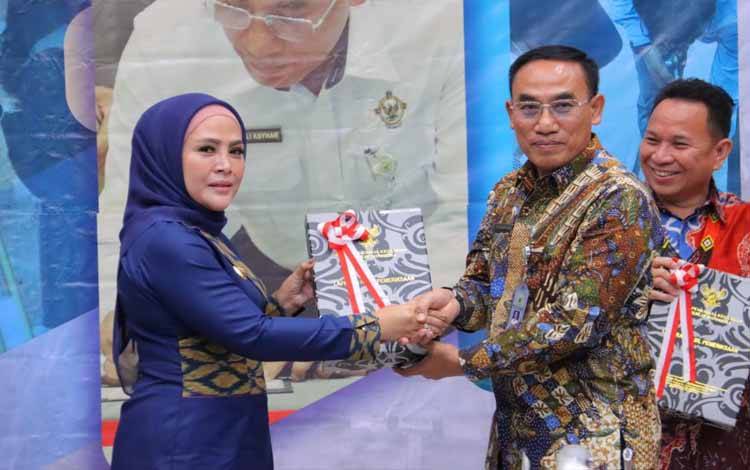 Wakil Bupati Seruyan Iswanti menerima penyerahan LHP atas Laporan Keuangan Pemerintah Daerah (LKPD) Tahun Anggaran 2022 oleh BPK-RI ?Perwakilan Kalimantan Tengah (Foto : Diskominfo Seruyan)
