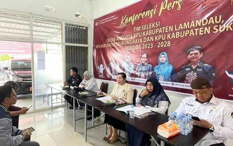 Tim seleksi untuk Anggota KPU Kabupaten Lamandau umumkan pembukaan pendaftaran bakal calon komisioner. (FOTO : HENDI NURFALAH)