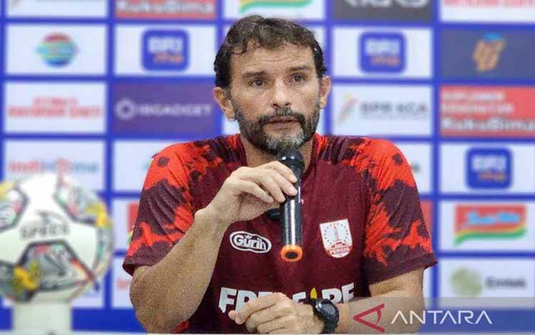 Pelatih Persis Solo Leonardo Medina (ANTARA/ I.C.Senjaya)