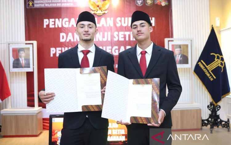 Dua atlet sepak bola naturalisasi, Ivar Jenner (kiri) dan Rafael Struick berfoto setelah menjalani prosesi pengambilan sumpah kewarganegaraan di Kanwil Kemenkumham DKI Jakarta, Senin (22/5/2023). (ANTARA/HO/PSSI)