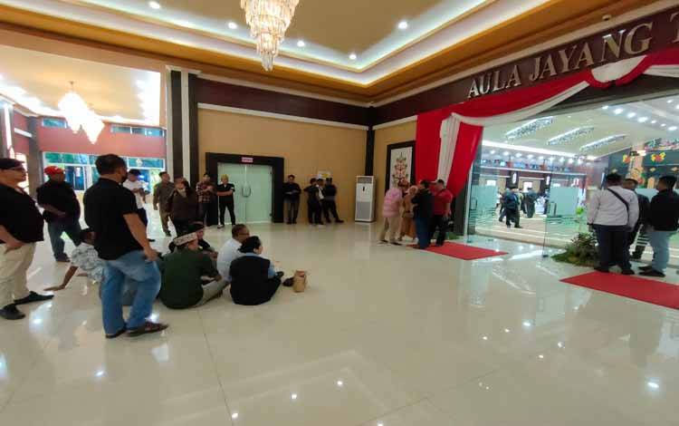 Anggota Masyarakat Peduli Pemimpin Putra Daerah saat duduk di depan Aula Jayang Tingang aksi tolak pelantikan (FOTO : PATHUR)