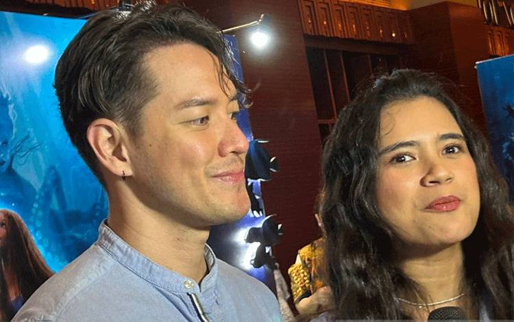 Aktor Anthoni Xie dan aktris Audi Marissa saat menceritakan proyek terbarunya di penayangan perdana film "The Little Mermaid" di Jakarta, Senin (22/5/2023). (ANTARA/Vinny Shoffa Salma)