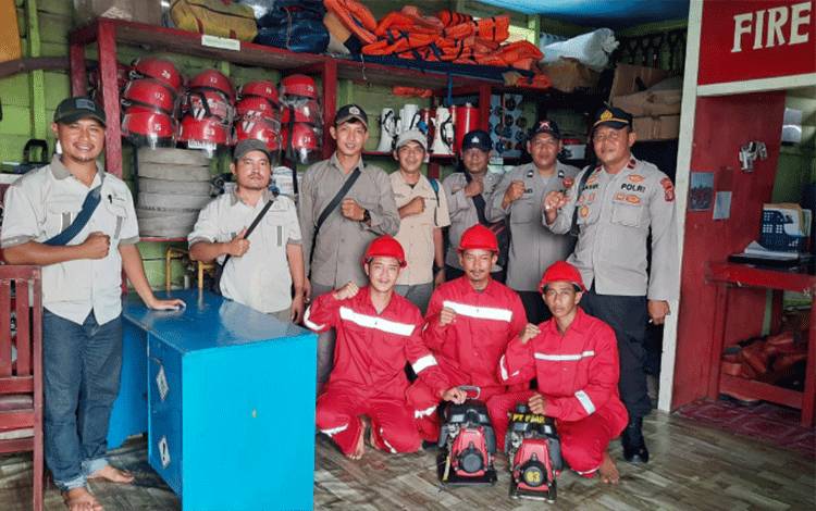 Sejumlah personel Polsek mendawai bersama masyarakat peduli api bersiap melaksanakan patroli Karhutla.?