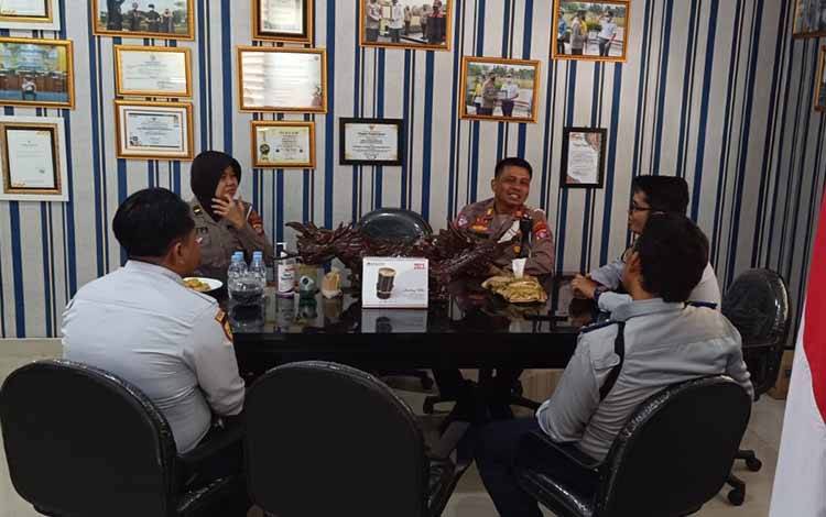 Kasatlantas Polresta Palangka Raya saat melakukan koordinasi dengan Dishub Kota Palangka Raya (FOTO: SATLANTAS POLRESTA PALANGKA RAYA)