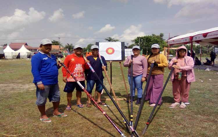 Peserta Lomba Supit Kabupaten Barito Utara (Barut), saat latihan di halaman Gor Serbaguna Palangka Raya, Selasa 23 Mei 2023. (FOTO: HERMAWAN)
