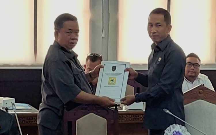 Legislator Kalteng, Wisman (kiri). (FOTO: DONNY D)