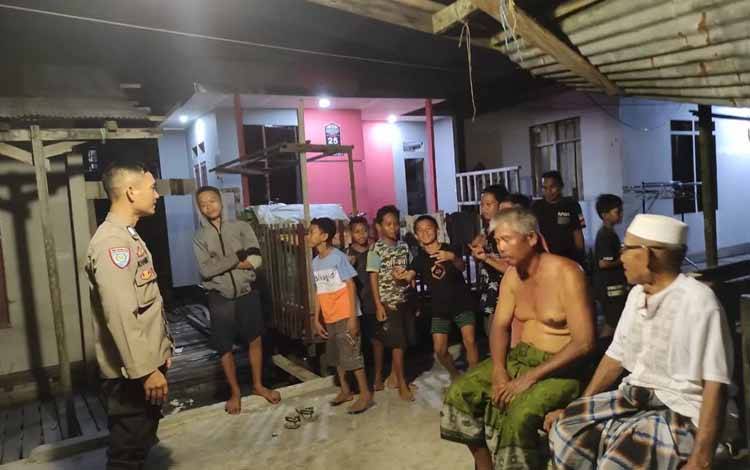 Babinkamtibmas Kelurahan Pahandut Bripka M Hamsin saat melakukan sosialisasi larangan penyalahgunaan lem fox (FOTO : POLSEK PAHANDUT)