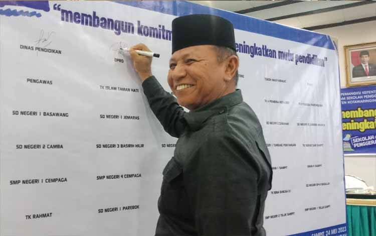 Wakil Ketua I DPRD Kabupaten Kotawaringin Timur Rudianur menandatangani komitmen bersama peningkatan mutu pendidikan, Rabu, 24 Mei 2023. (FOTO: DEWIP)