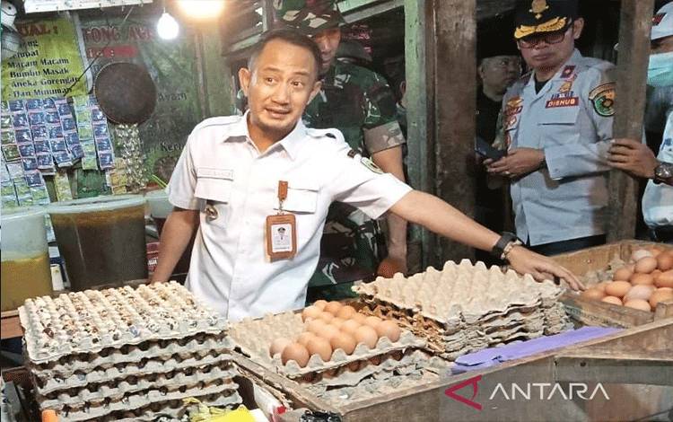 Wali Kota Palangka Raya, Kalimantan Tengah Fairid Naparin bersama sejumlah instansi lainnya memantau harga kebutuhan pokok termasuk telur ayam broiler di Pasar Besar beberapa waktu lalu. ANTARA/Adi Wibowo