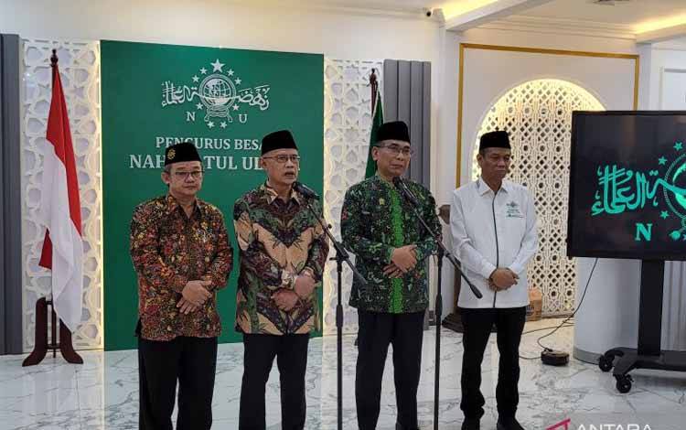 Ketua Umum PP Muhammadiyah Haedar Nashir (kedua kiri) bersama dengan Ketua Umum PBNU Yahya Cholil Staquf (kedua kanan) memberikan keterangan kepada pers di Kantor Pusat PBNU, Jakarta, Kamis (25/5/23). (ANTARA/Sean Filo Muhamad)