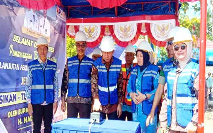Bupati H Nadalsyah didampingi Wakil Bupati Sugianto Panala Putra, Ketua DPRD Hj Mery Rukaini, Kajari, dan Sekda melakukan pemancangan tiang lanjutan pembangunan jembatan Sikan-Tumpung Laung, Kamis 25 Mei 2023 di Kecamatan Montallat.(foto: Dhani)