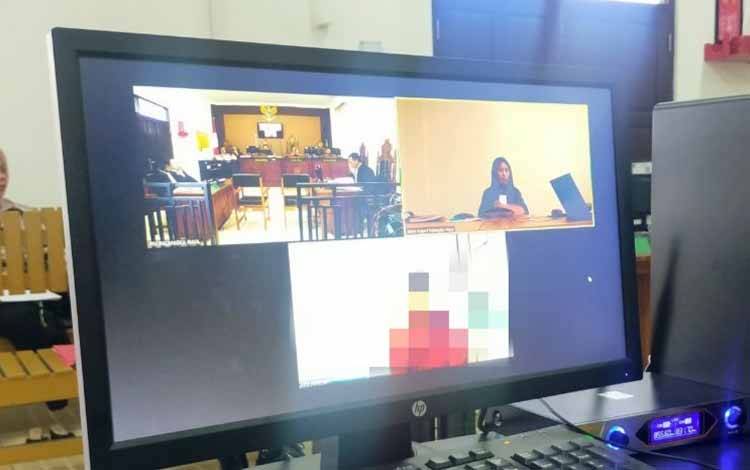 Terdakwa saat menjalani sidang virtual di Pengadilan Negeri Palangka Raya kemaren (Foto: Apriando)