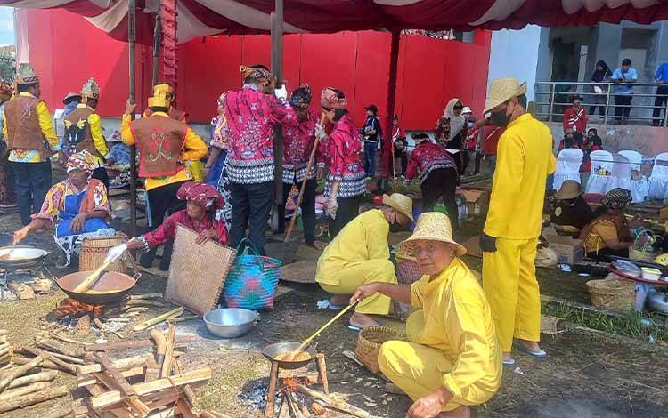 Peserta lomba mangenta di Halaman GOR Serbaguna Kota Palangka Raya. (FOTO: IST)