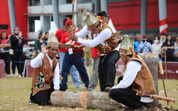Salah satu regu saat mengikuti lomba maneweng, manetek tuntang manyila kayu di halaman Gor Serbaguna Jalan Tjilik Riwut, Sabtu, 27 Mei 2023. (FOTO: IST