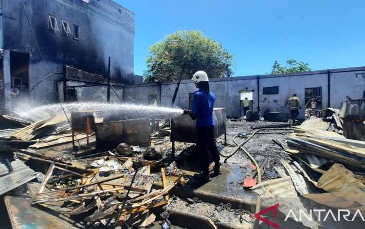 Sebanyak 17 unit toko milik Azhar (60) dengan kontruksi semi permanen di Jalan Banda Aceh-Malahayati, Baitussalam, Aceh Besar, terbakar, 16 unit toko rusak berat, dan 1 unit rusak sedang, di Aceh Besar, Sabtu (27/5/2023). (ANTARA/HO/BPBD Aceh Besar)
