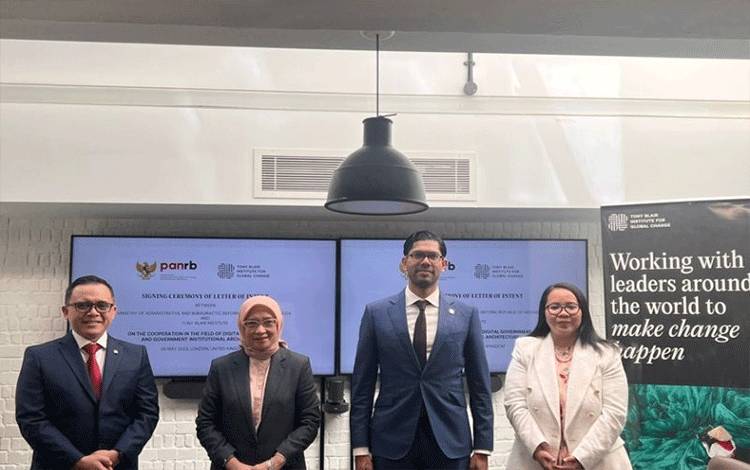 Kantor Imigrasi Kelas I TPI Palembang menurunkan tim terbaik untuk melayani pemberangkatan haji 2023. (ANTARA/Yudi Abdullah/23)